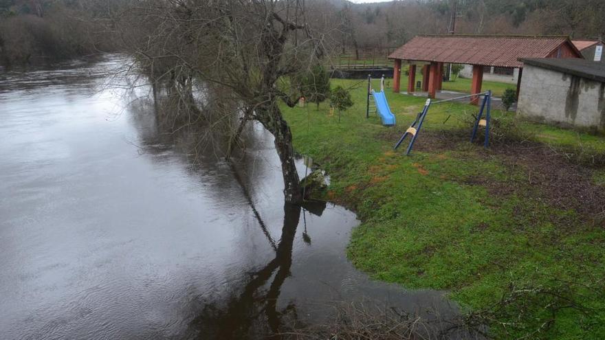 El río Umia desbordado en la playa fluvial de Lantaño en Portas