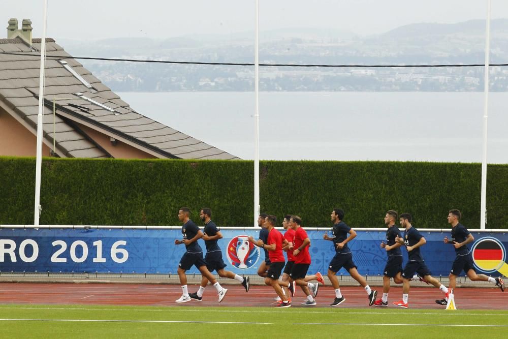 Intenso entrenamiento del Valencia en Évian-les-Bains