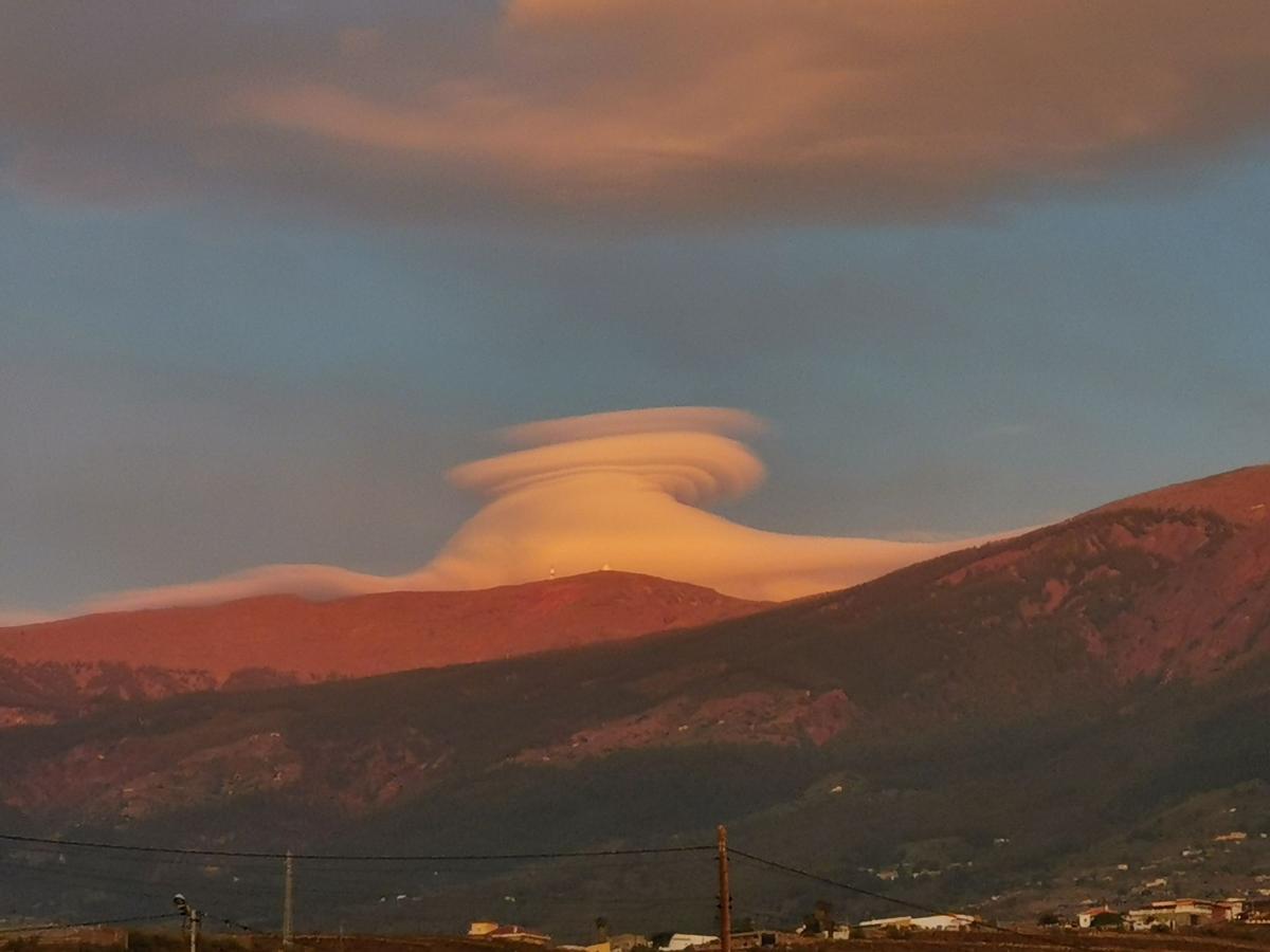 Nubes lenticulares cubren el Teide este lunes.