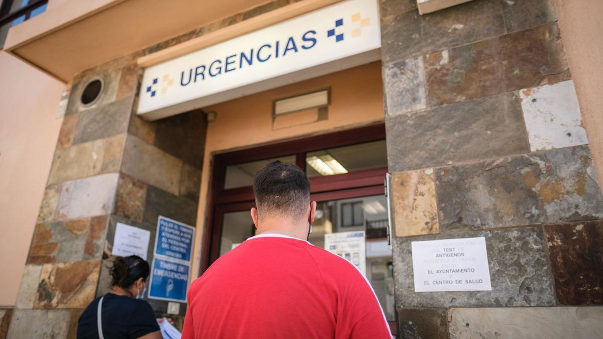 Dos pacientes en el servicio de urgencias de un centro de salud de Tenerife en una imagen de archivo.