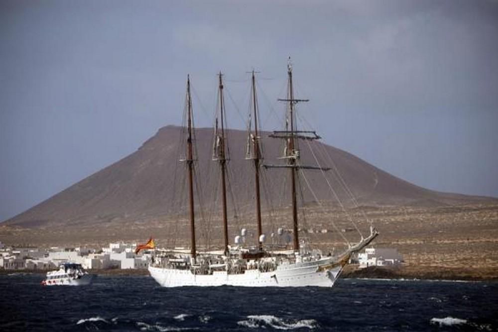 El buque escuela Juan Sebastián Elcano visita por primera vez La Graciosa