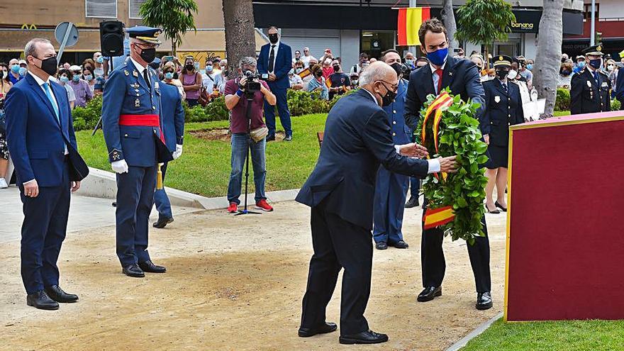 Hernández Reja y Suárez, con la corona en presencia de Hidalgo y Sánchez de Lara. | A.C.