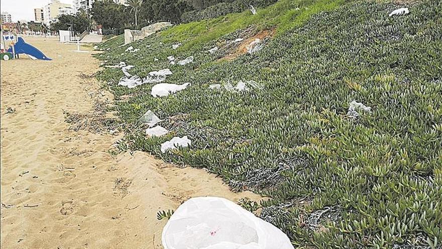 Las bolsas de plástico invaden la playa de Vinaròs