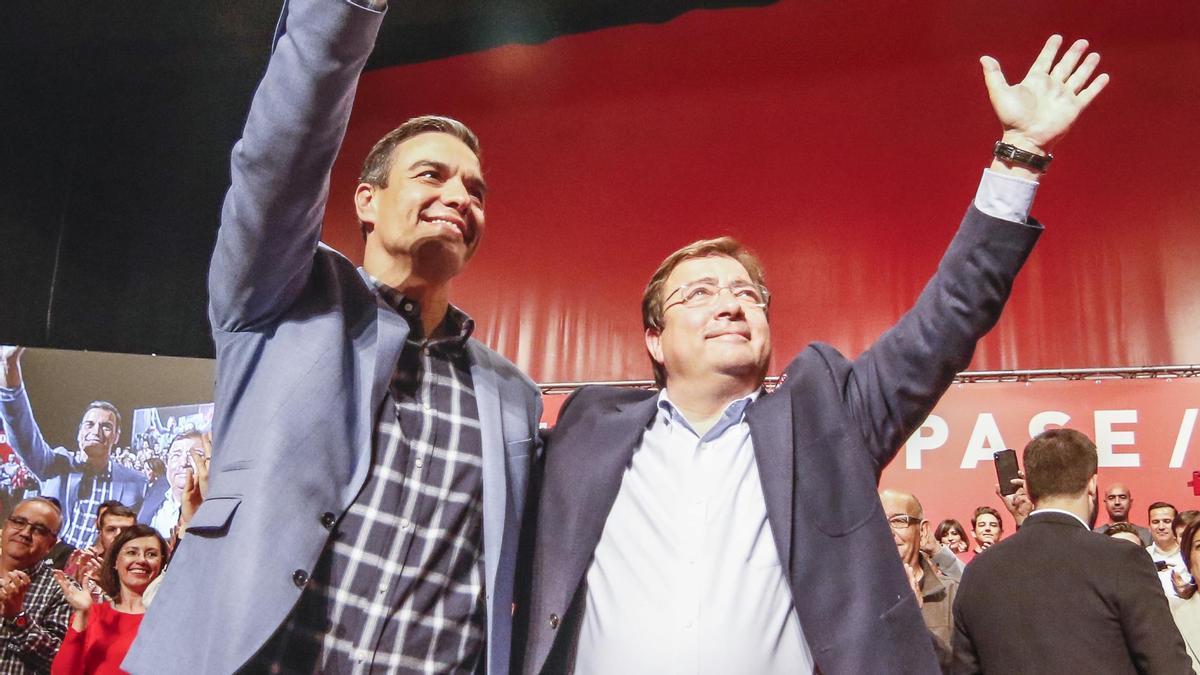 Pedro Sánchez y Guillermo Fernández Vara durante un acto del PSOE en Cáceres.