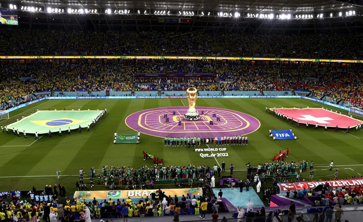 Doha (Qatar), 28/11/2022.- The teams line up before the FIFA World Cup 2022 group G soccer match between Brazil and Switzerland at Stadium 947 in Doha, Qatar, 28 November 2022. (Mundial de Fútbol, Brasil, Suiza, Catar) EFE/EPA/Rolex dela Pena