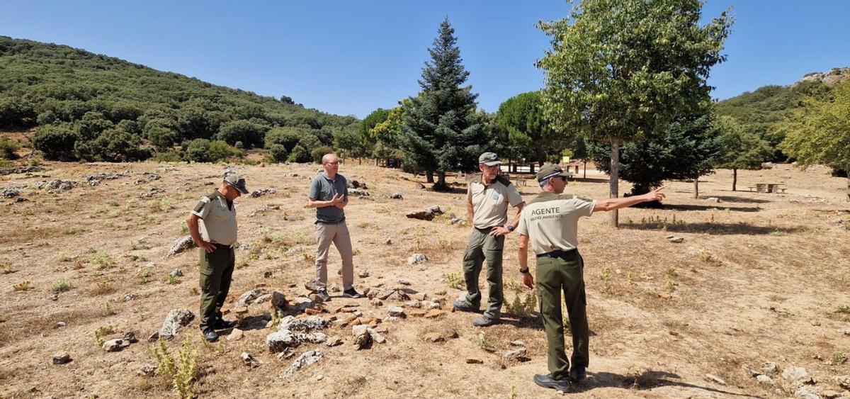 El delegado territorial José Antonio Víquez, durante su visita al entorno del área recreativa de Conejeras.