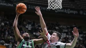 Parker trata de anotar en su debut con la Penya de este domingo.