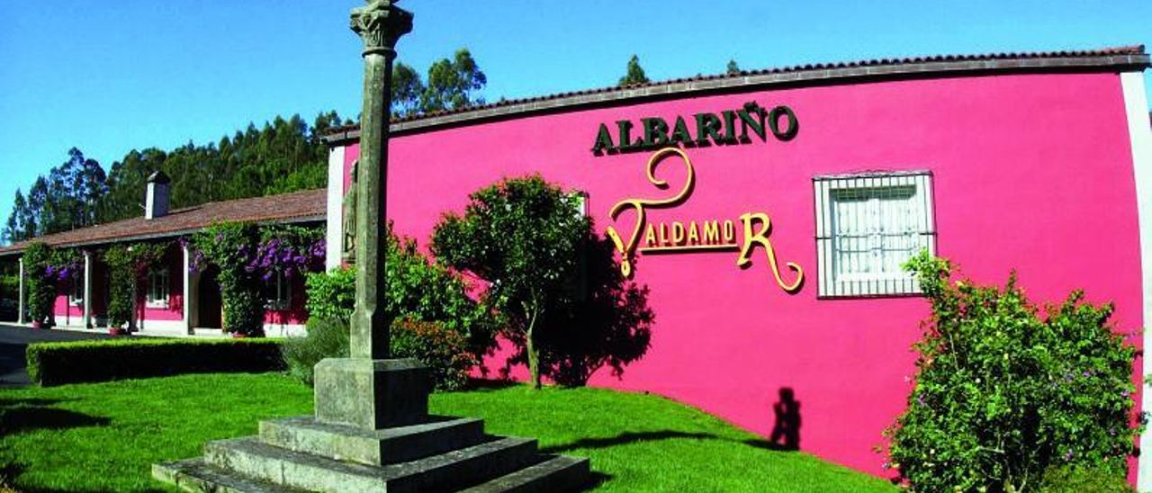 Exterior de la bodega Valdamor, en Meaño. |   // FDV