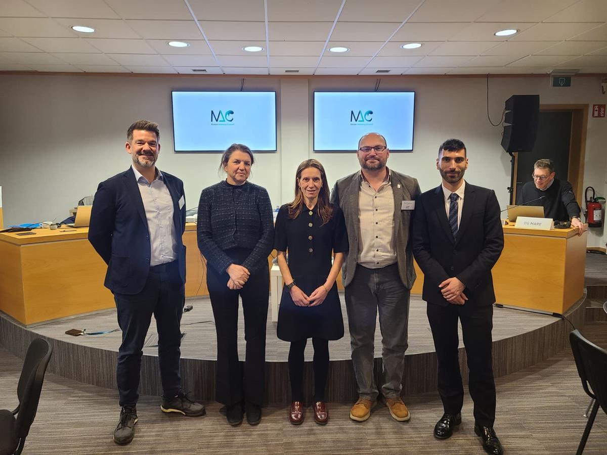 Yobana Bermúdez (en el centro), directora general de Conxemar, acompañada de otros miembros del MAC.