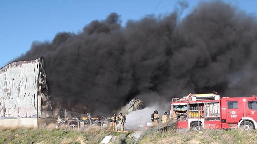 Los bomberos apagan rescoldos en Villanueva