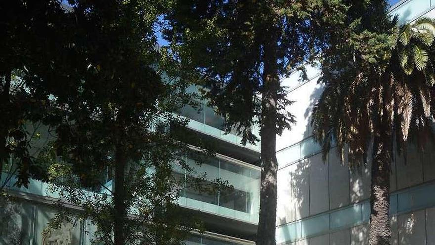 El entorno de palmeras del Sexto Edificio permanece vallado. // R. V.