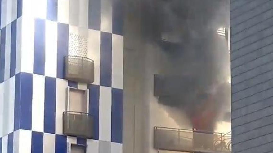 Nueve heridos, uno con quemaduras graves, en el incendio de una vivienda