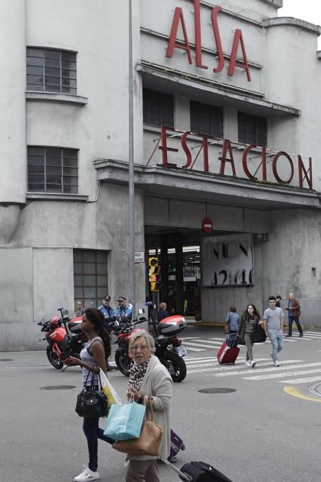 Manifestantes cortan la salida de autobuses de la estación de Gijón por el despido de cinco trabajadores.