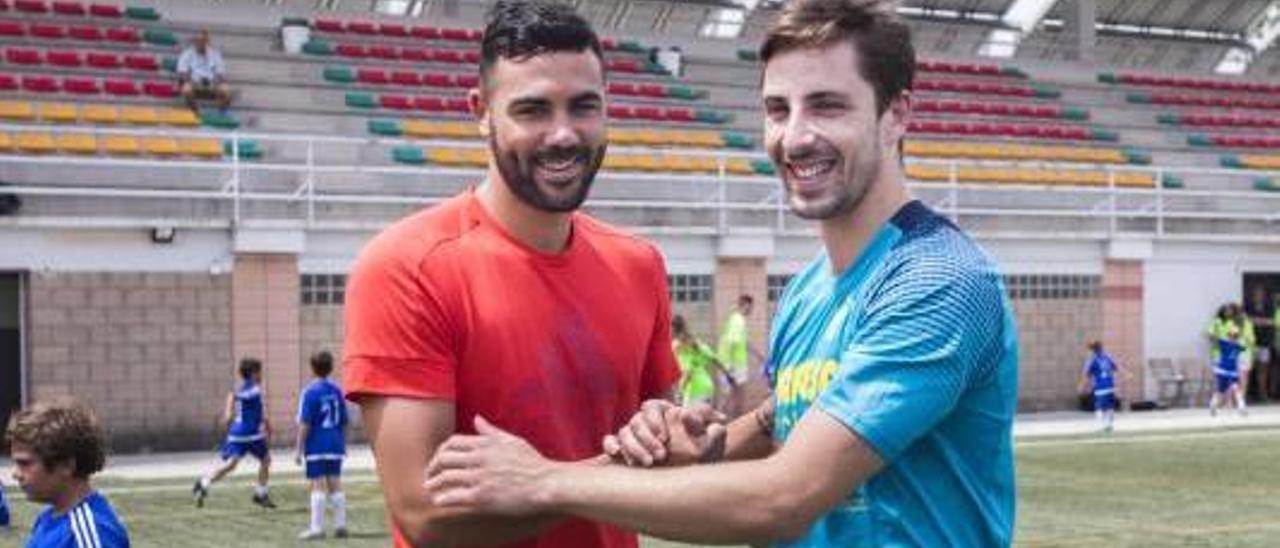 Los niños del Campus de Iborra, ayer con el jugador, Puchol y el alcalde, Llorenç Rodado.