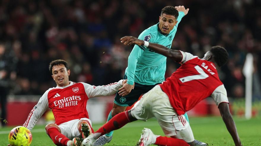 Saka y Zubimendi, en su intento de interceptar el balón