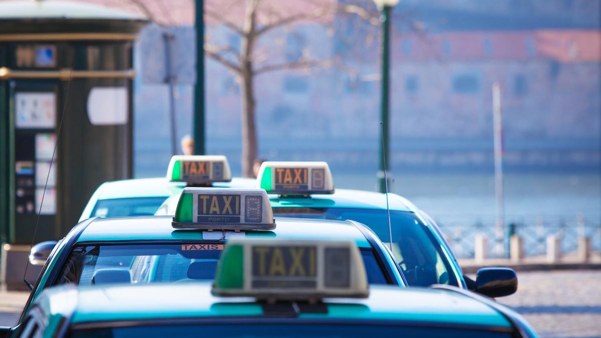 Es importante verificar la licencia de los taxis.
