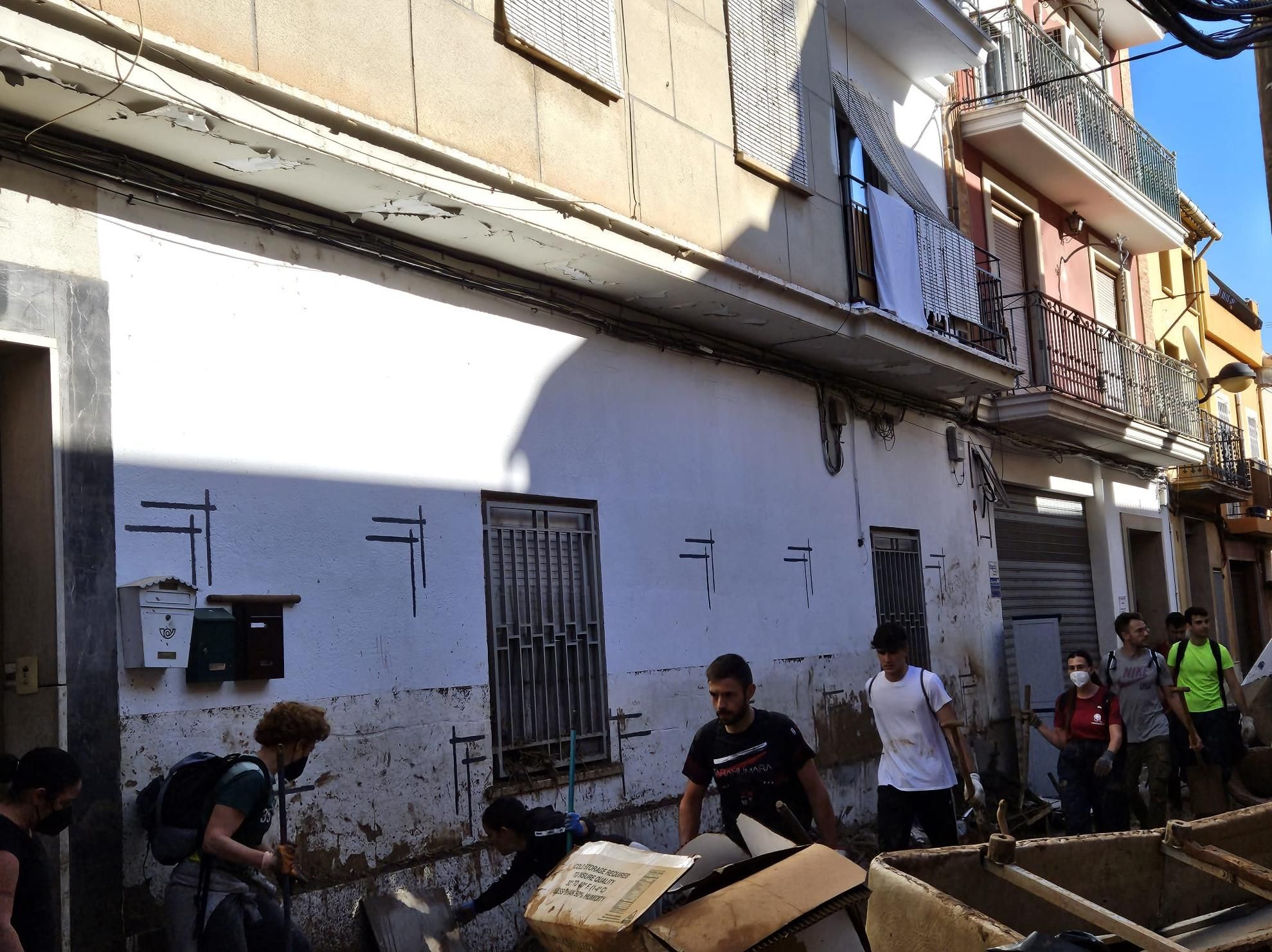 Una sábana en un balcón de una vivienda de Algemesí, en una imagen de esta mañana.