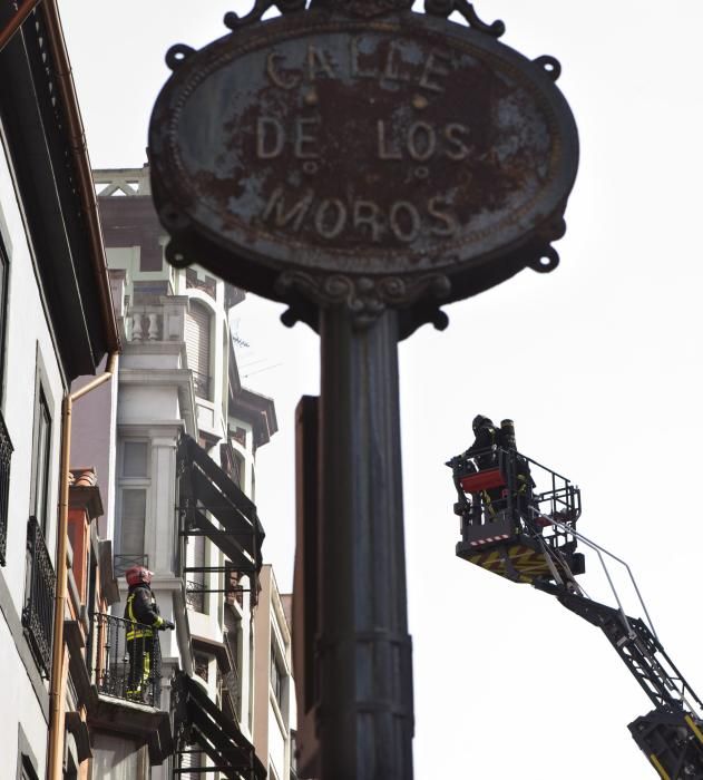 Incendio en un edificio de la calle Los Moros en Gijón