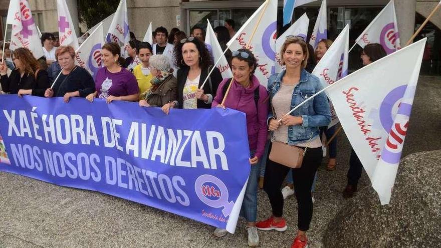CIG convocó ayer frente al Hospital do Salnés una concentración para denunciar la feminización de la precariedad laboral. // Noé Parga