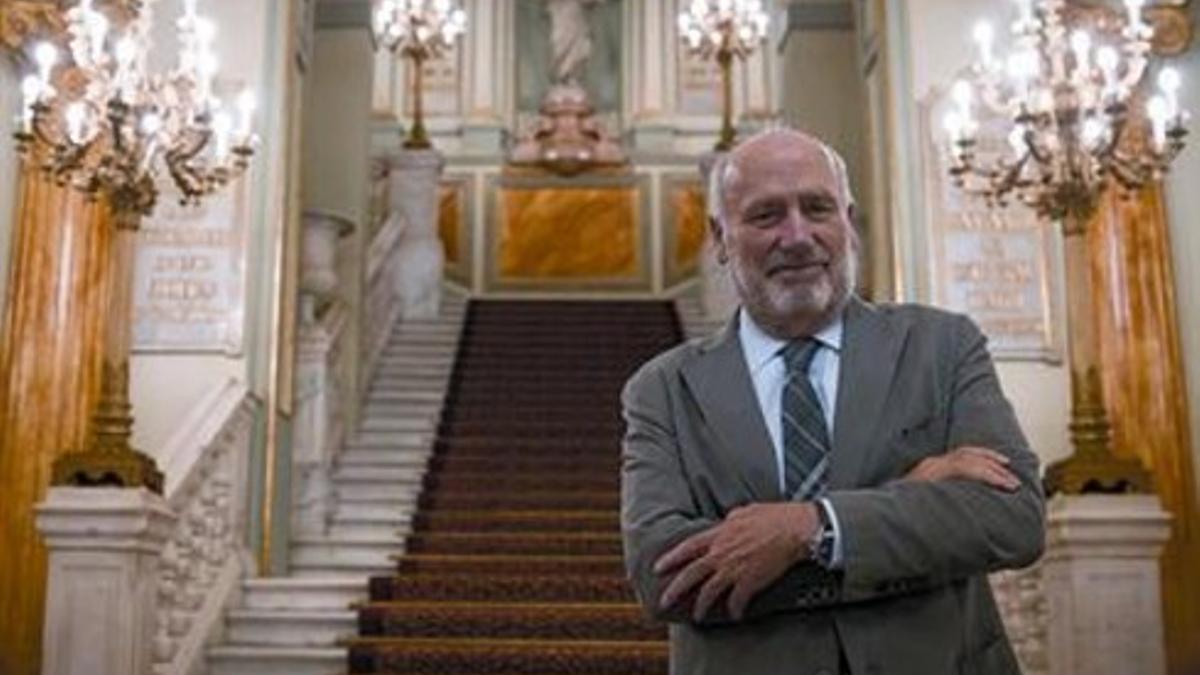 Joaquim Molins, ayer, junto a la entrada principal del Gran Teatre del Liceu.