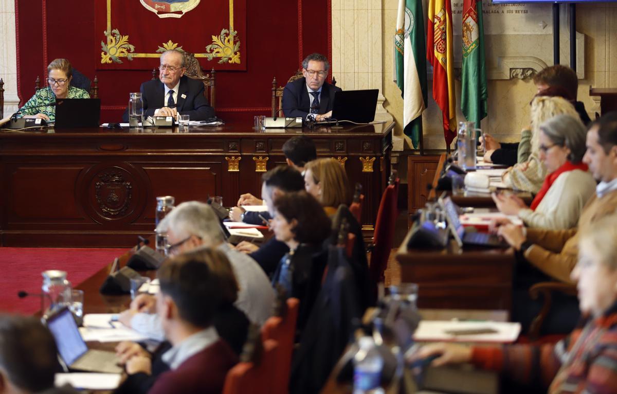 El alcalde de Málaga, Francisco de la Torre, preside el pleno extraordinario para la aprobación de los presupuestos municipales para 2023.