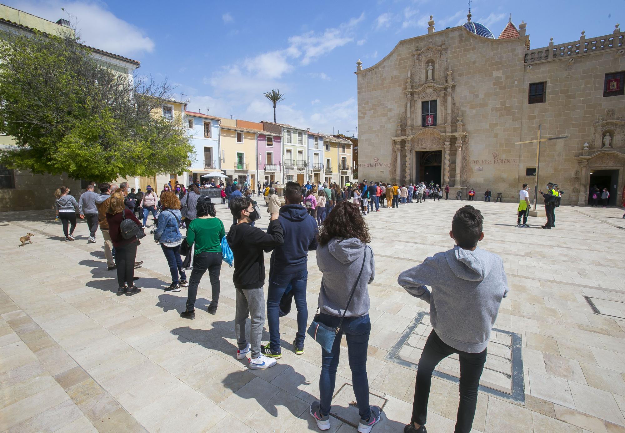 Largas colas en Santa Faz durante el domingo