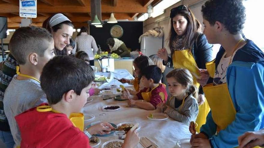 Los niños participaron en un taller de compota y piruletas. // G.Núñez