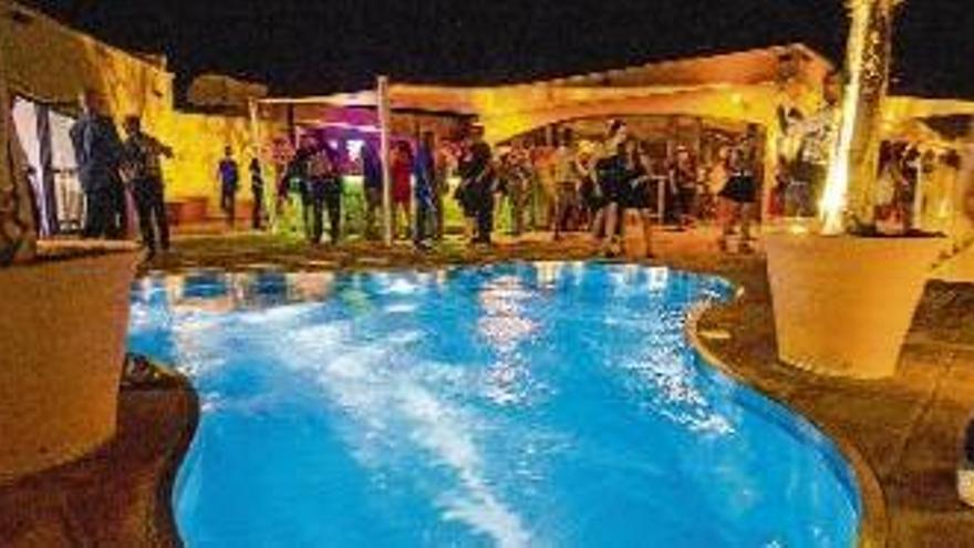 L&#039;interior de la discoteca Passarel·la divendres al vespre, amb la característica piscina.