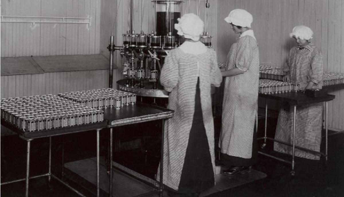 Envasadora de aceite de Pompeian en EEUU en una fecha en torno a la Segunda Guerra Mundial.