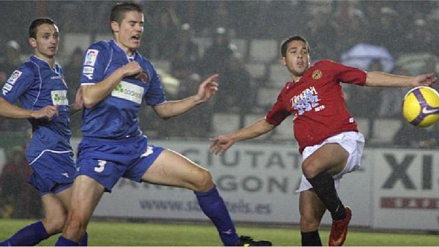 Matamala i Serra pugnen amb un jugador del Nàstic de Tarragona per controlar la pilota sota la pluja que va acompanyar els jugadors gairebé durant tot el partit d&#039;ahir.