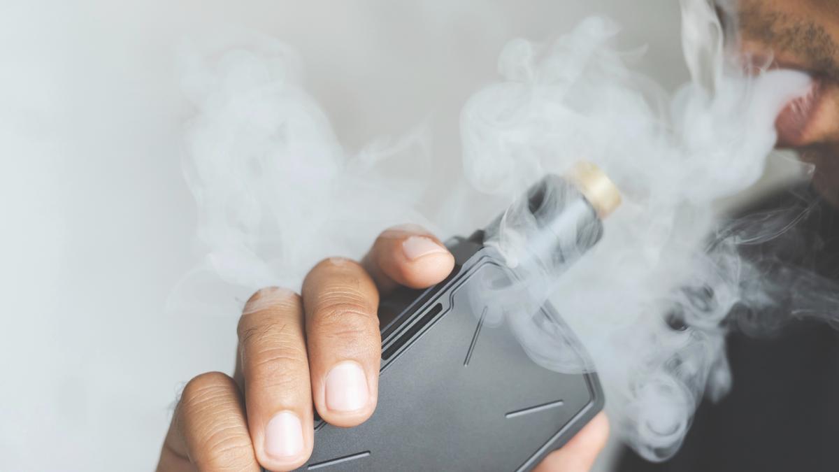 ¿Se puede vapear o tomar café después de un blanqueamiento dental?