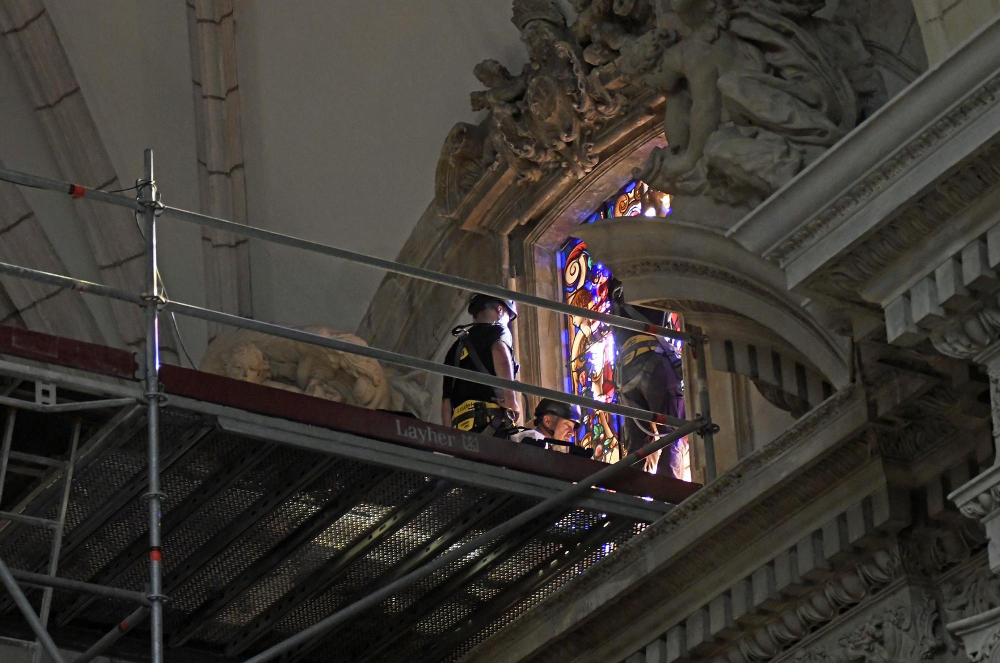 Así han instalado las vidrieras de San Pedro y San Pablo en la Catedral de Murcia