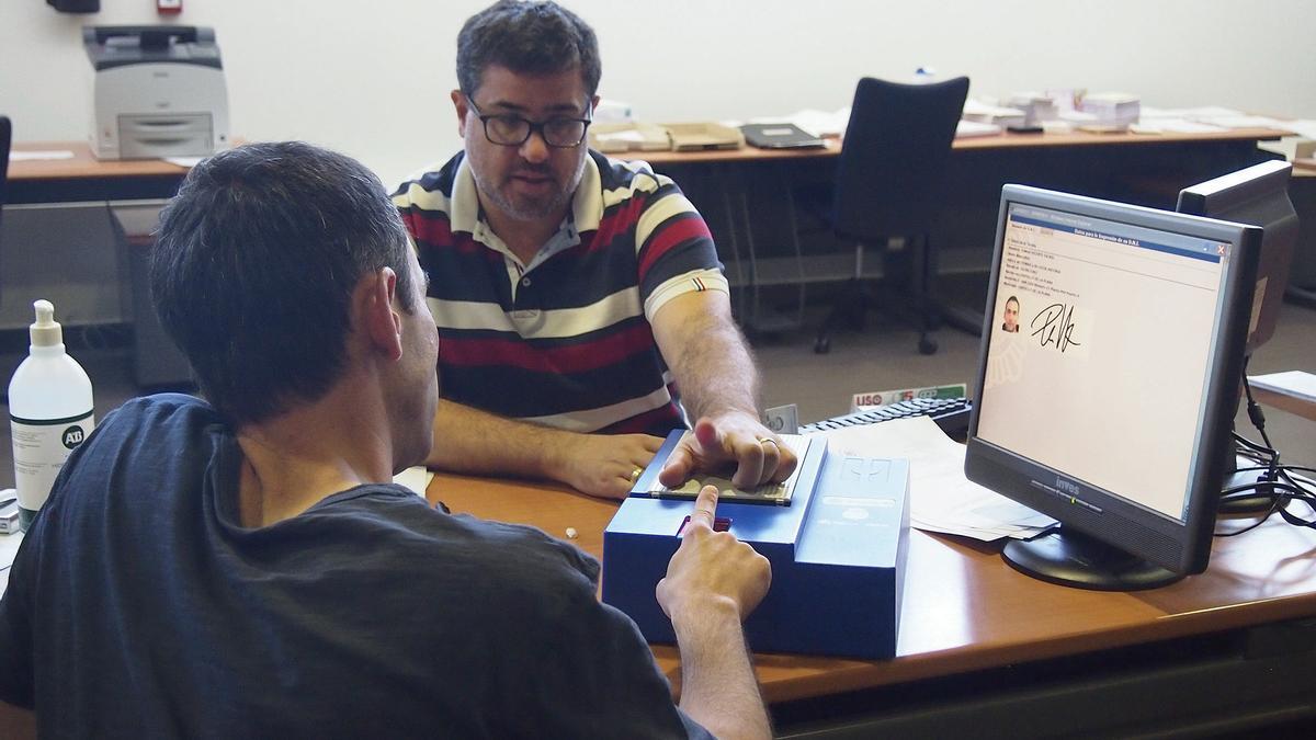 Un ciudadano pone su huella para la renovación del DNI, en una imagen de archivo