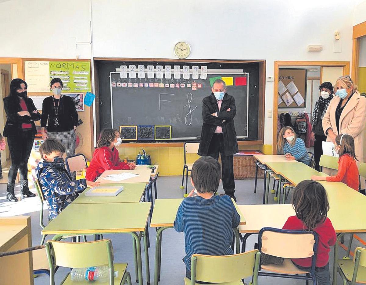 En la escuela de Almedíjar, que fue cerrada por falta de alumnado, los niños vuelven a aprender.