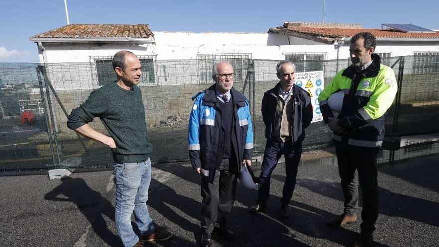 El patrón mayor, Iago Soto, el presidente de Portos, José Juan Durán; su director Ignacio Villar y Juan Rodríguez, jefe del área de Infraestructuras y Seguridad, junto a la estructura desplomada. // R. Grobas