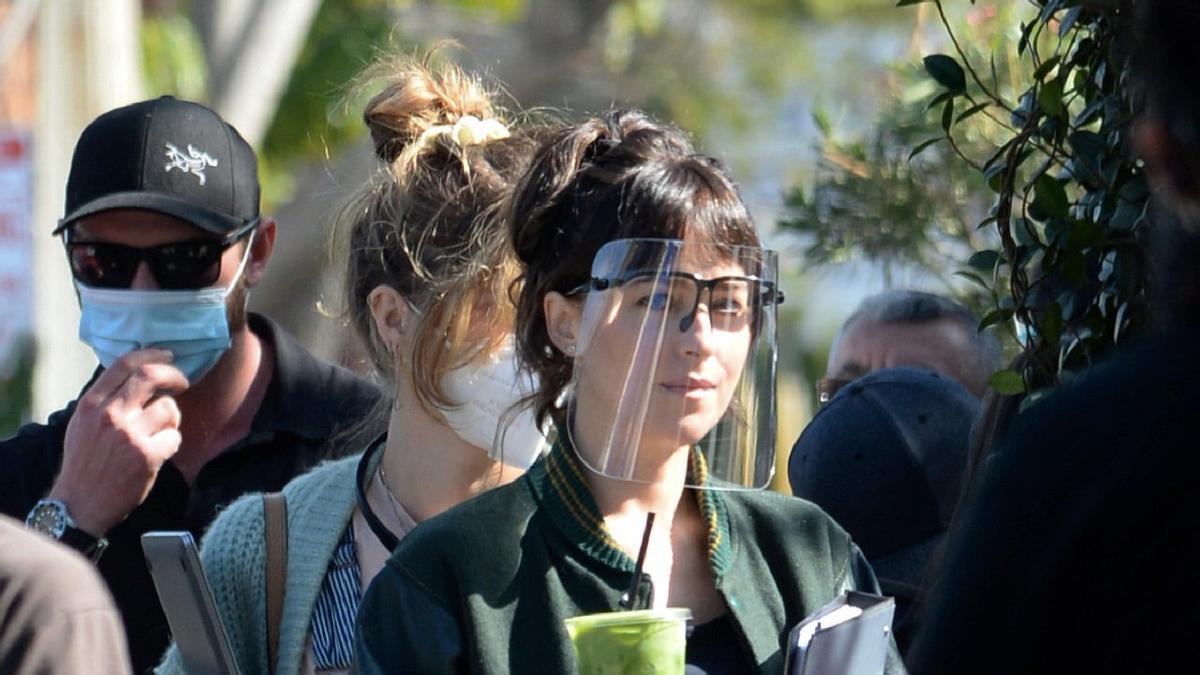 Dakota Johnson nos adelanta las tendencias de la primavera: bomber, Vans y vaqueros