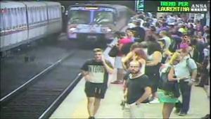  Va ser arrossegada per l’andana fins a xocar violentament amb la paret del túnel
