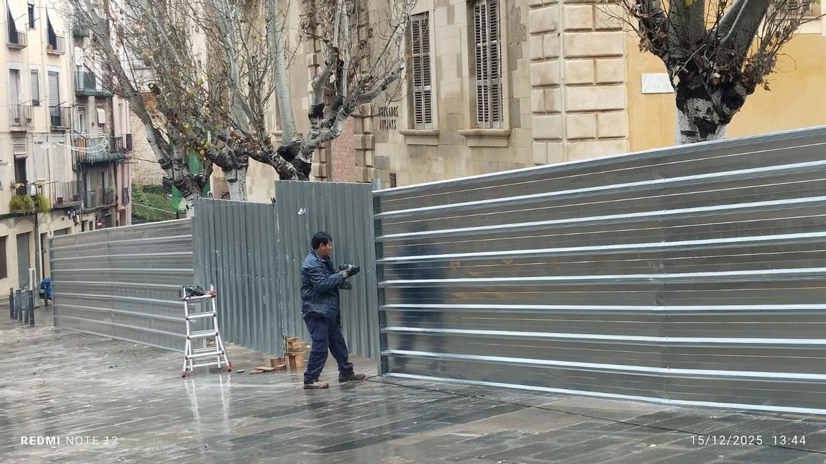 Instal·lació de tanques al voltant de la zona d'obres a la Baixada de la Seu, aquests dilluns