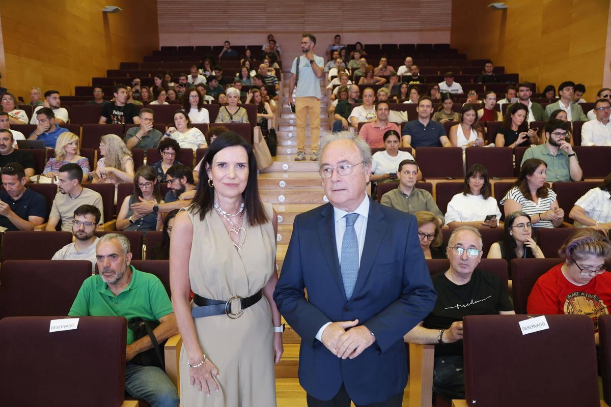Congreso “Inteligencia Artificial sin barreras”, organizado por la Cámara de Comercio de Córdoba y cofinanciado por la Consejería de Empleo, Empresa y Trabajo Autónomo de la Junta de Andalucía. Intervendrán el presidente de la Cámara Oficial de Comercio, Industria y Servicios de Córdoba, Antonio Díaz, y la delegada de Empleo, Empresa y Trabajo Autónomo de la Junta de Andalucía en Córdoba, Mª Dolores Gálvez