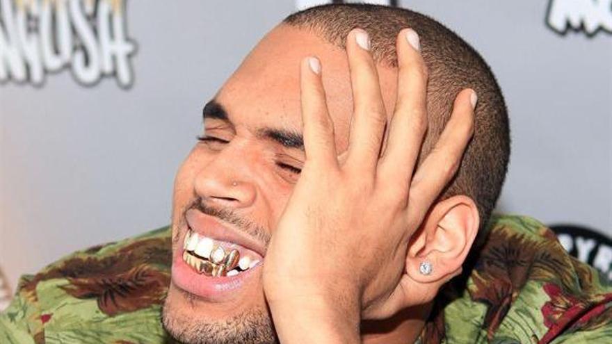 Chris Brown se tatúa una mujer golpeada y &quot;no es Rihanna&quot;