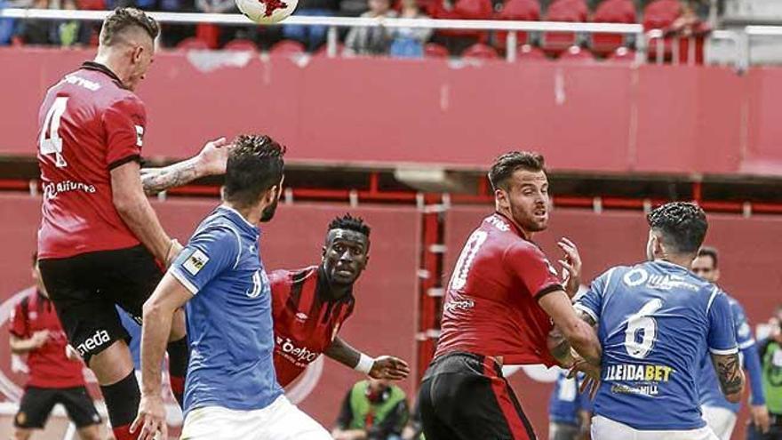 Raíllo cabecea ante la mirada de Álex López y Lago en el duelo ante el Lleida.