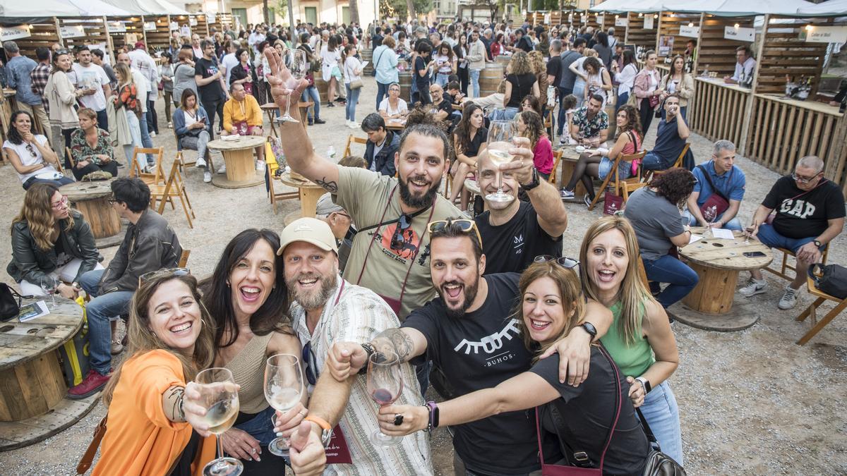 Un grup d'amics gaudint d'una copa al ViBa