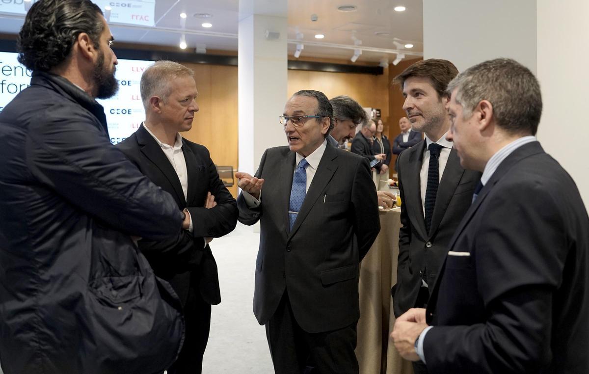 Iñaki Ortega, director general de Madrid de LLYC; Ander Gil, director sénior de Asuntos Públicos en España y Portugal de LLYC; Javier Moll, presidente de Prensa Ibérica; Sergi Guillot, director general de Prensa Ibérica y Luis Miguel Peña, CEO de LLYC, conversan antes de la presentación del estudio 'Tendencias Informativas'.