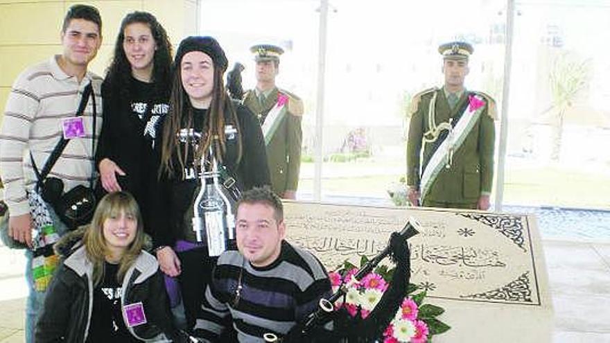 Miembros de la Banda de Gaitas de Candás, ante la tumba de Yasser Arafat.