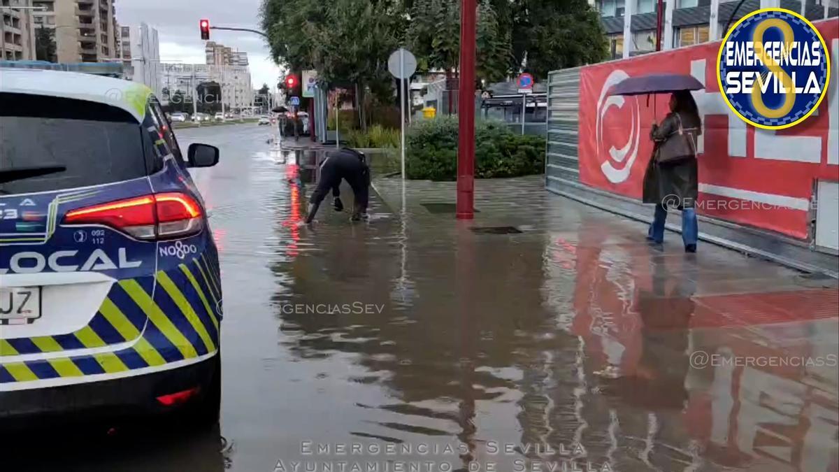 Vídeo | La Policía Local actúa en los puntos anegados tras la tormenta registrada esta mañana en Sevilla