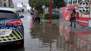 Vídeo | La Policía Local actúa en los puntos anegados tras la tormenta registrada esta mañana en Sevilla