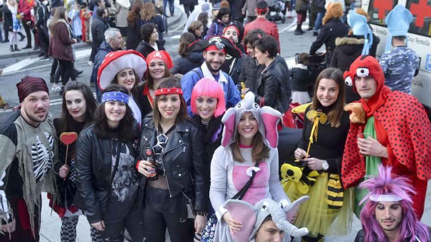 Un grupo de amigos disfrazados, el año pasado, en la calle de la Torre
