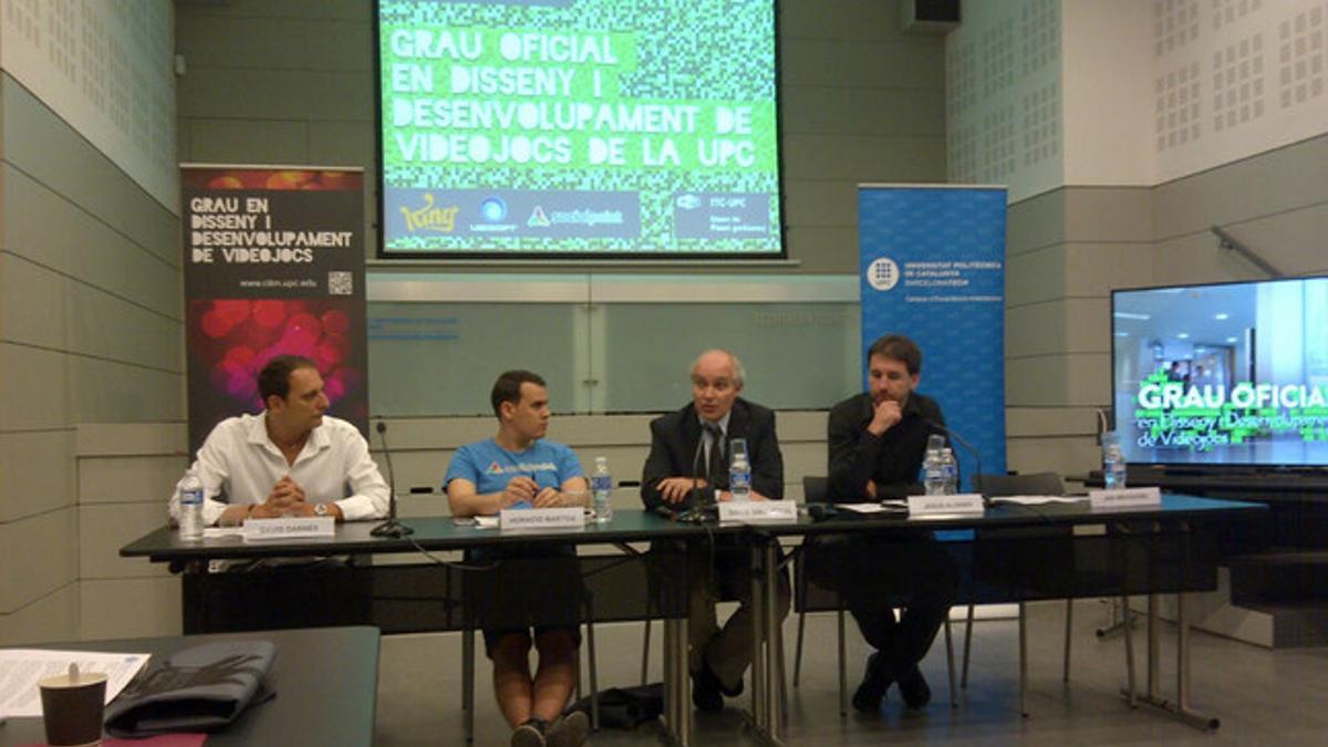 David Darnés (Ubisoft), Horacio Martos (Social Point), Sisco Vallverdú, vicerector y Jesús Alonso, profesor.