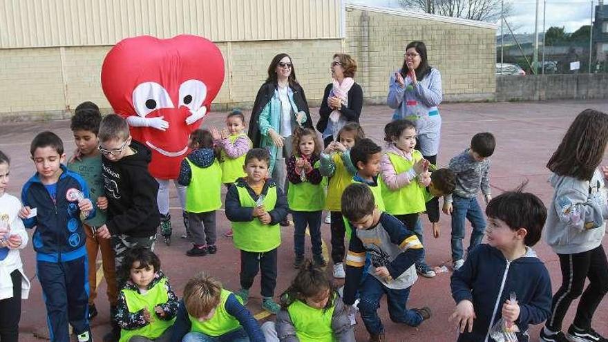 El doctor Cardio con los niños de A Carballeira. // Iñaki Osorio