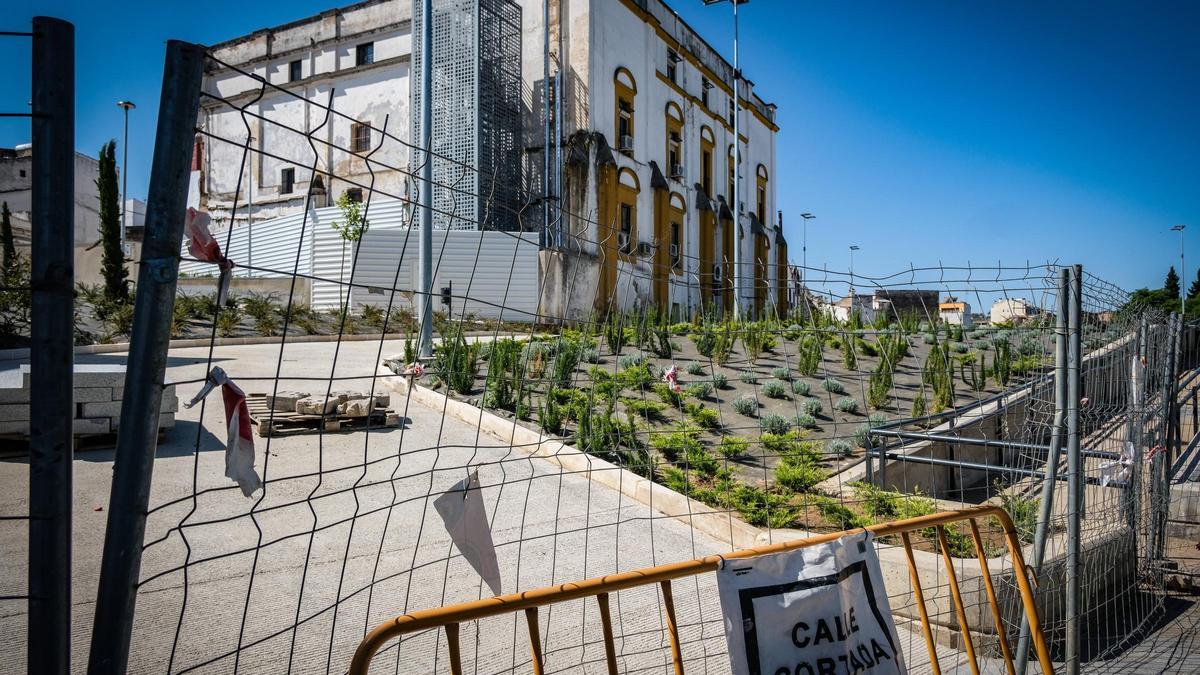 Vallas que impiden aún el paso al entorno del palacio de Godoy.